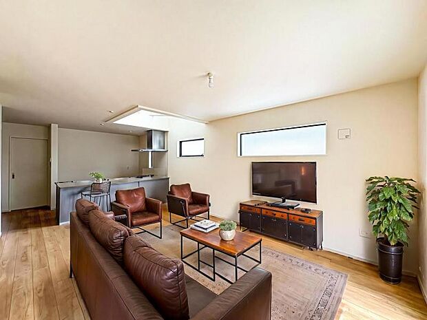 【大型吹抜け＋南向きで明るく開放感のあるリビング：21帖】南側から射し込む陽射しは、家族の会話と共に明るい雰囲気を生み出します。また、家具等は販売価格に含まれません。