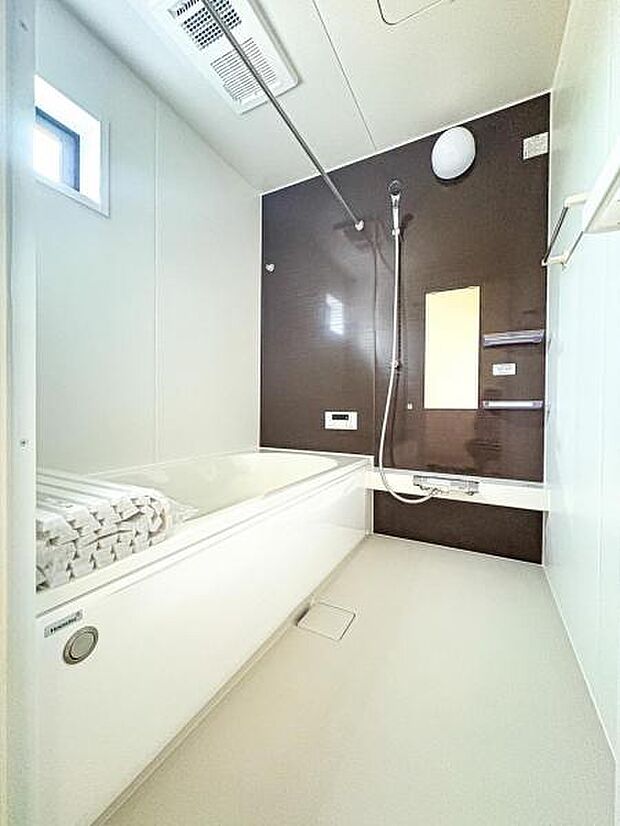 【多機能な一坪タイプの浴室】1坪以上の広い浴室ならお子様と並んで体を洗ってもゆとりがあります♪