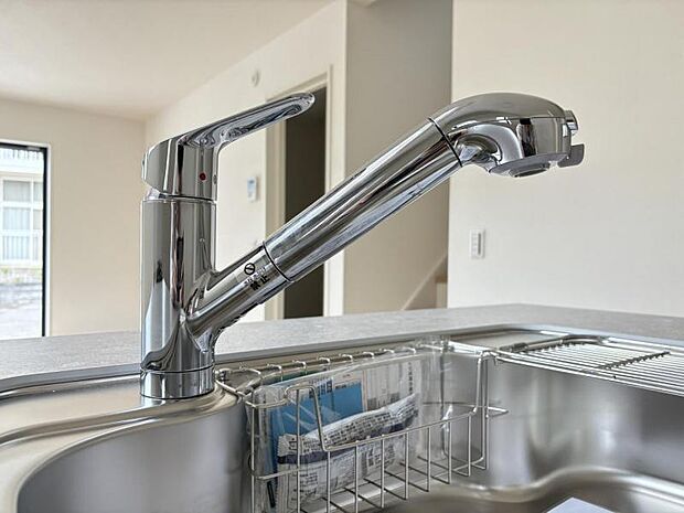 【浄水器一体型水栓】浄水器付きでいつでもおいしい水をいつでも手軽に使えます。飲み水やお料理にも安心ですね