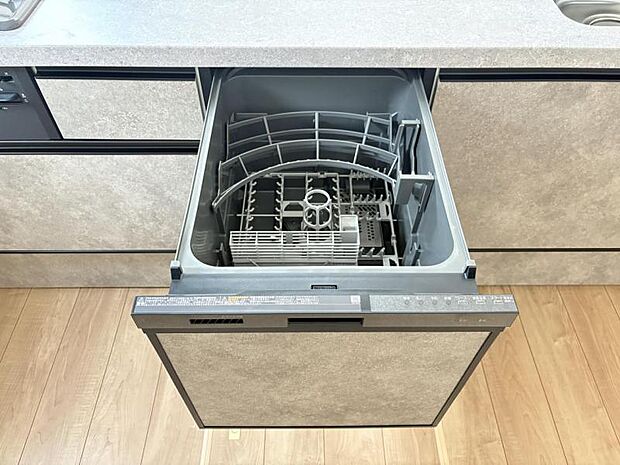 【ビルトイン食洗機】洗浄から乾燥までボタン一つで完結する食洗機付き。大変な洗い物がぐっと短く済みます！