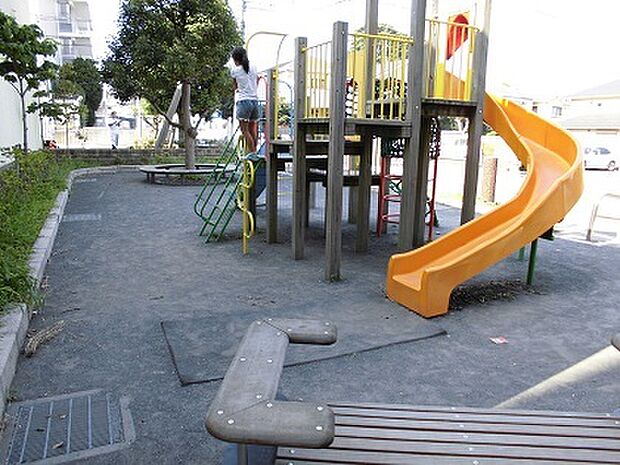 【外堀公園】90ｍ　住宅街のコンパクトな公園です。また、遊び場には複合遊具があります。