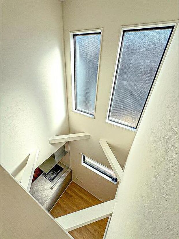 【開放感が増すリビング吹抜け】勾配天井＋吹抜け付きで開放感のある空間を演出してくれます♪