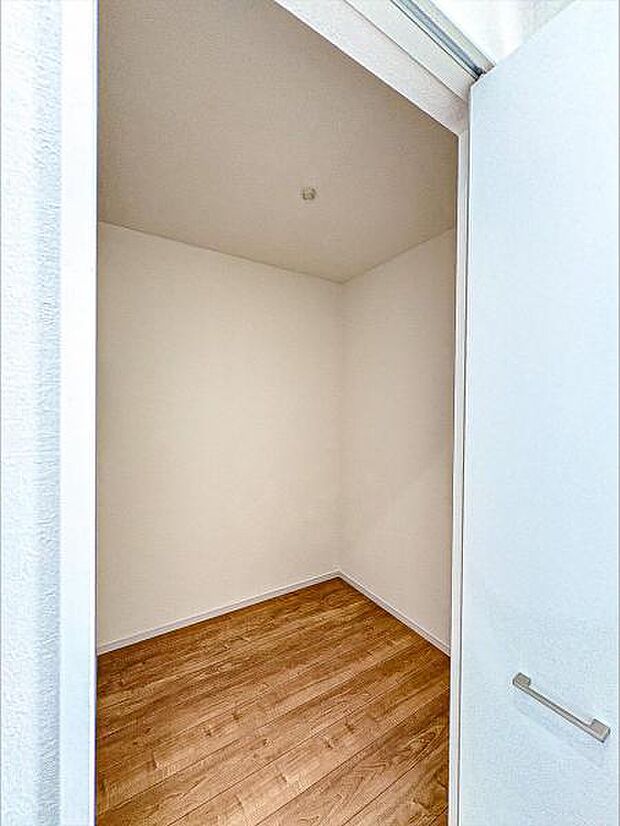 【ウォークインクローゼット】大きな収納力を持つウォークインクローゼット付き。複数で共有して使うこともでき、奥様が独り占めすることも可能です♪