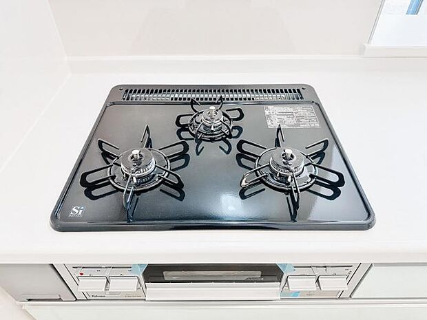 【三ツ口ガスコンロ】煮込み料理をする際にコンロが一つ塞がって他の料理ができなくて時間がかかる！そんな不満を解決してくれる3口コンロは他の調理ができるので捗ります！