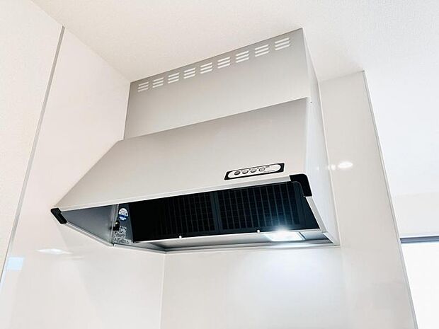 【スリム型レンジフード】稼働時の音が換気扇よりも静か 屋外とダイレクトにつながる換気扇と比べ、音が静かなメリットがあります。