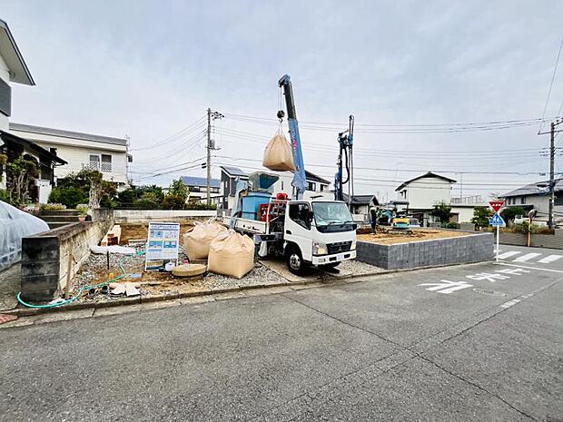 【現地外観：R8年3月完成予定】