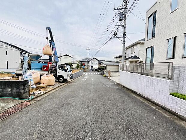 【前面道路を含む現地外観】
