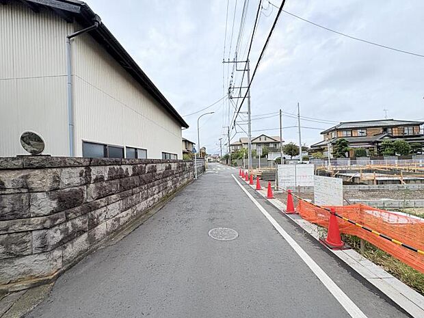 【前面道路を含む現地外観】