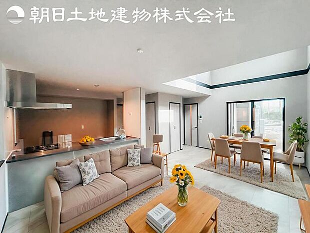 【リビング】開口部からたくさんの採光が望める快適空間となりご家族が集まりやすいリビングです。※家具等はCG合成となります。