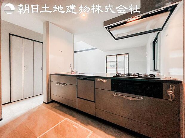 【キッチン】洗礼されたスタイリッシュなデザイン性と使いやすさを備えたキッチンです。