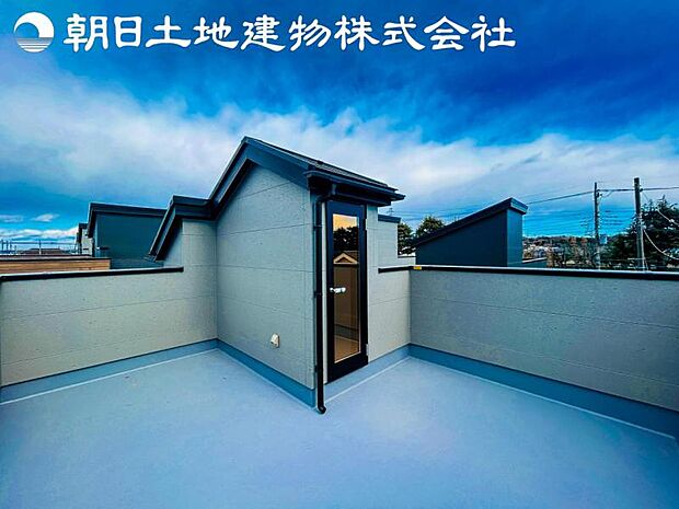 【ルーフバルコニー】スカイバルコニー付です。見晴らしは時間や時期によって様々な表情をみせてくれますので飽きません。