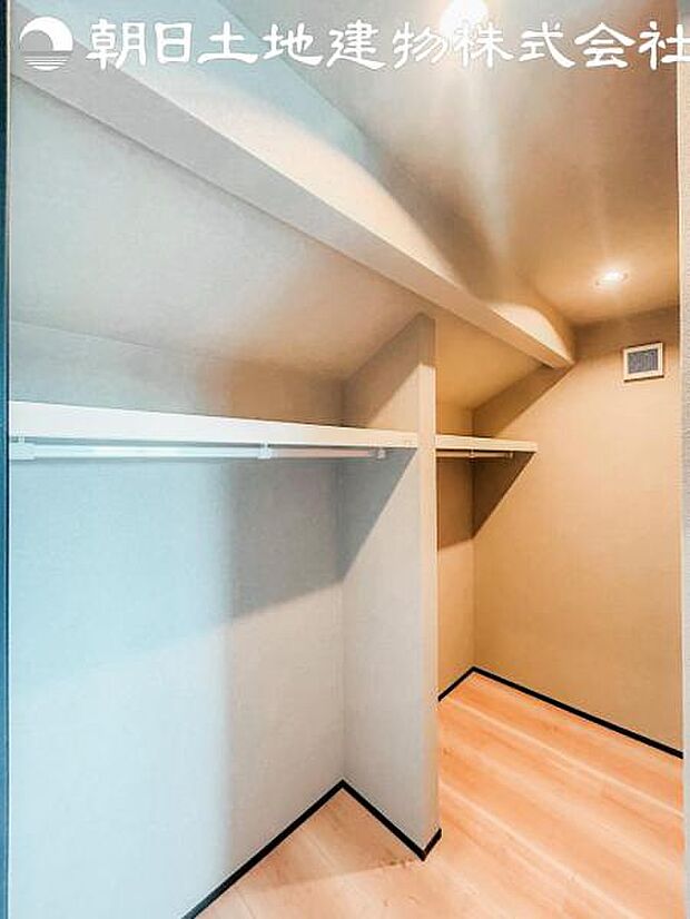 【ウォークインクローゼット】大きな収納力を持つウォークインクローゼット付き。複数で共有して使うこともでき、奥様が独り占めすることも可能です♪