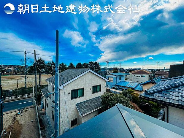 【眺望】低層住宅が建ち並ぶ美しい街並みを一望できる眺め。日当りよく、心地良い風に吹かれてホッと一息ついてください。
