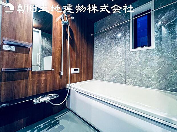 【浴室】一日の疲れを心身ともに癒してくれるリラックス空間は半身浴でゆっくりおくつろぎ頂けます。