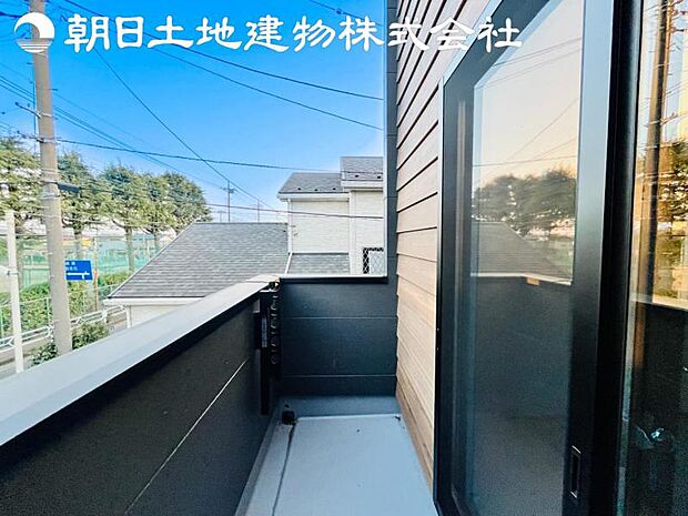 【バルコニー】眺望は視界を遮る建物がございませんので四季折々の素敵なシティービューが楽しめます。