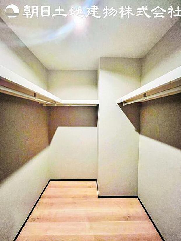 【ウォークインクローゼット】大きな収納力を持つウォークインクローゼット付き。複数で共有して使うこともでき、奥様が独り占めすることも可能です♪