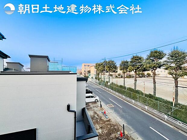 【眺望】ルーフバルコニーからは周りの視線を気にすることない眺望が広がっています。