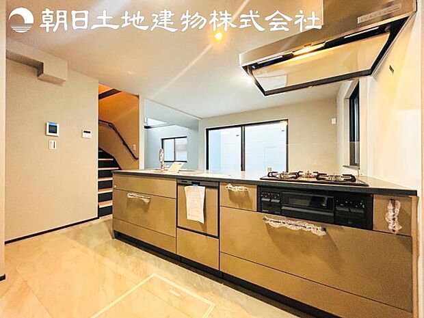 【キッチン】洗礼されたスタイリッシュなデザイン性と使いやすさを備えたキッチンです。