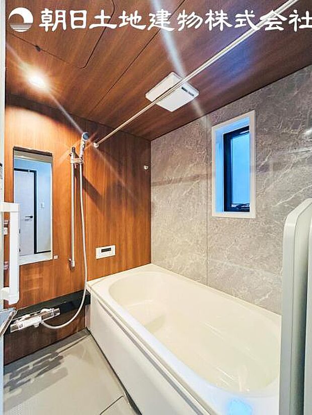 【浴室】浴室はアクセントパネルで落ち着いた印象です。窓から採光もとれていてさわやかな気持ちで入浴できます。