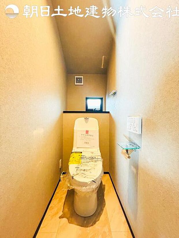 【ウォシュレット付き】洗浄、保温などの機能を備えたウォシュレット。洗浄により毎回のペーパー使用量を減らせ、保温により冬場の便座のひんやりを解消してくれる便利な設備付き