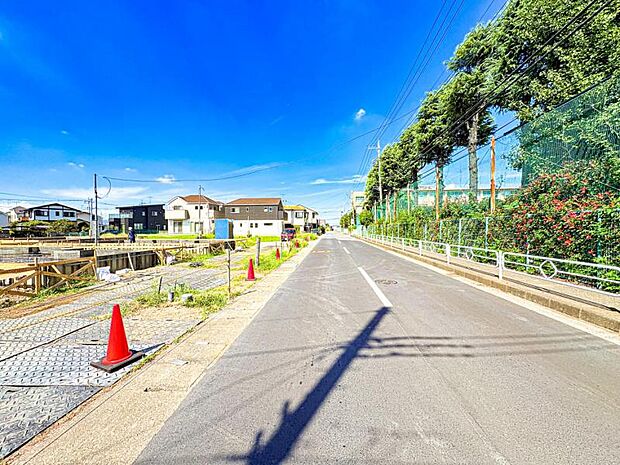 【前面道路を含む現地外観】