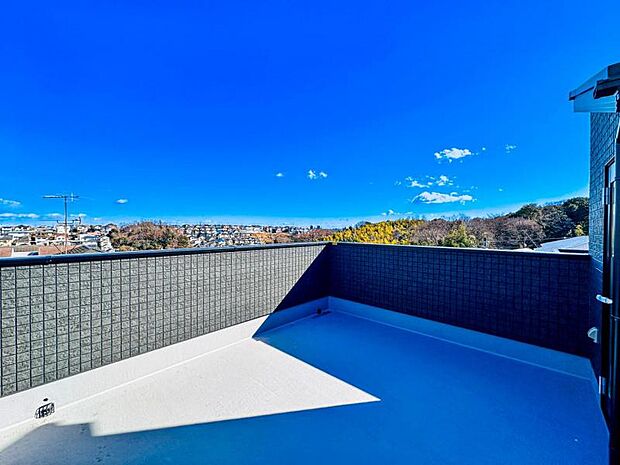 【様々な用途に活用できるルーフバルコニー】開放感あふれる美しい眺望やいつまでも見ていたくなる星の輝きを独り占め出来ます!