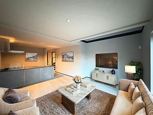 【5号棟：リビング】静寂も喧騒も楽しめるご家族のお気に入りの大空間。いつまでもその場にいたくなる心地よさがご家族を繋げます。※家具はCG合成です。