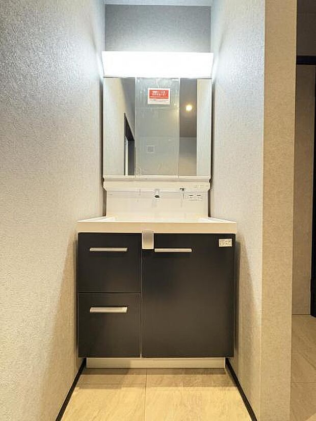 【5号棟：洗面台】さわやかに気持ちよく1日が始められるように、機能性とデザイン性を両立した洗面化粧台です。