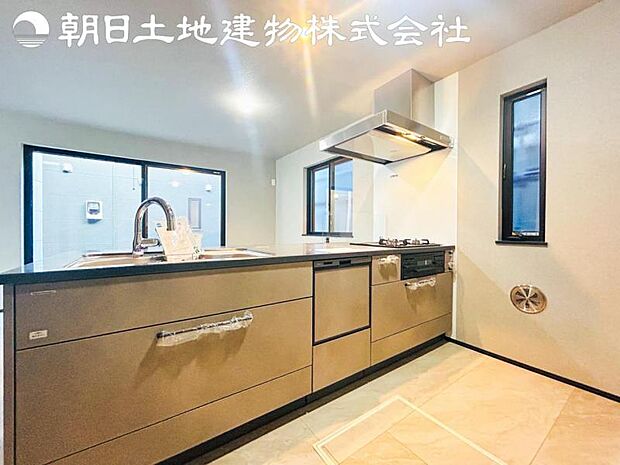 【キッチン】明るく開放感があるキッチンはリビングが見渡せる対面キッチンを採用。いつでもご家族を感じながらお料理できます。