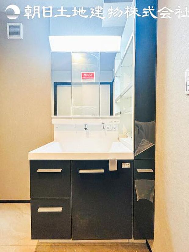 【洗面台】さわやかに気持ちよく1日が始められるように、機能性とデザイン性を両立した洗面化粧台です。