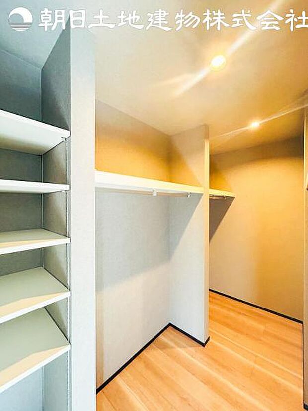 【ウォークインクローゼット】大きな収納力を持つウォークインクローゼット付き。複数で共有して使うこともでき、奥様が独り占めすることも可能です♪