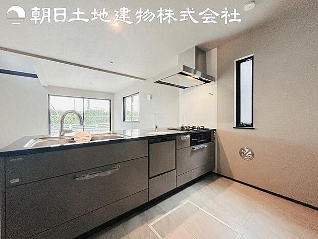 【キッチン】明るく開放感があるキッチンはリビングが見渡せる対面キッチンを採用。いつでもご家族を感じながらお料理できます。