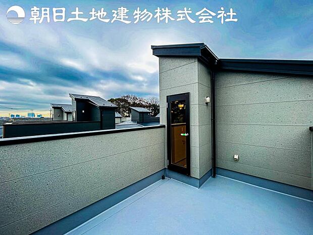 【バルコニー】スカイバルコニー付です。見晴らしは時間や時期によって様々な表情をみせてくれますので飽きません。