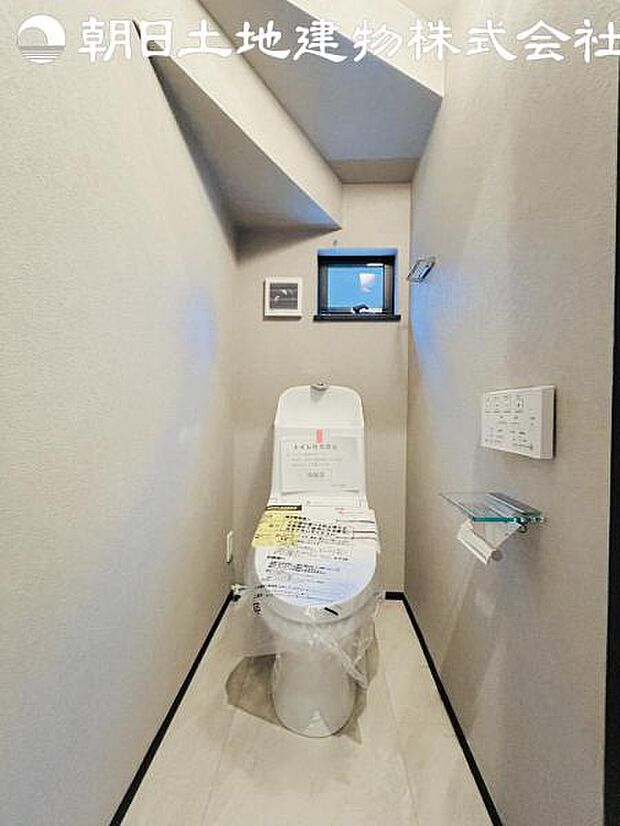 【ウォシュレット付き】洗浄、保温などの機能を備えたウォシュレット。洗浄により毎回のペーパー使用量を減らせ、保温により冬場の便座のひんやりを解消してくれる便利な設備付き