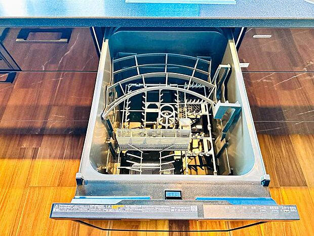 【ビルトイン食洗機】洗浄から乾燥までボタン一つで完結する食洗機付き。大変な洗い物がぐっと短く済みます！