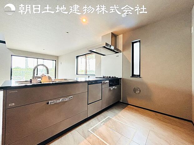 【キッチン】明るく開放感があるキッチンはリビングが見渡せる対面キッチンを採用。いつでもご家族を感じながらお料理できます。