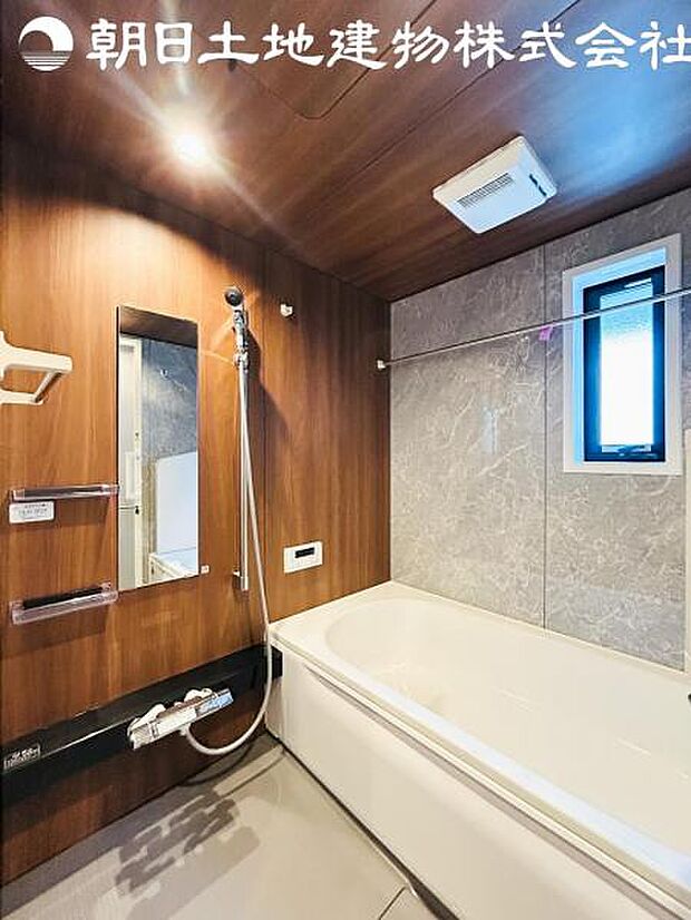 【浴室】一日の疲れを心身ともに癒してくれるリラックス空間は半身浴でゆっくりおくつろぎ頂けます。