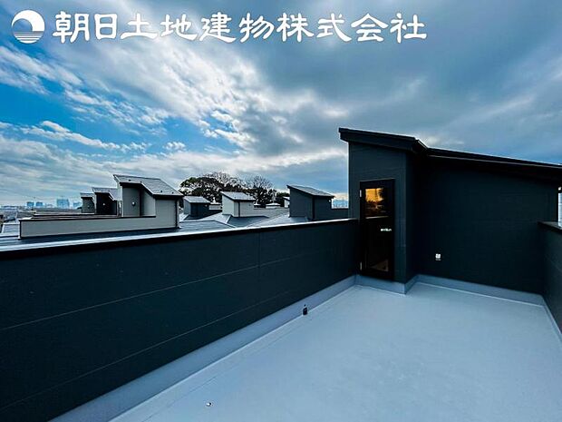 【バルコニー】スカイバルコニー付です。見晴らしは時間や時期によって様々な表情をみせてくれますので飽きません。