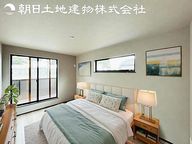 【寝室】道行く人の視線を気にせず暮らせる安心感。そして窓から見える空がさらなる解放感を演出します。※家具等はCG合成です。