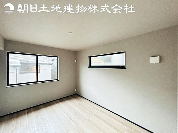 【洋室】ご2面より光を取り込み明るいお部屋となっております。