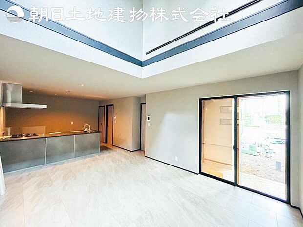 【リビング】ご家族の一日のはじまりも一日の終わりも、いつもこの空間から。お家のなかで特にこだわって頂きたい空間です。