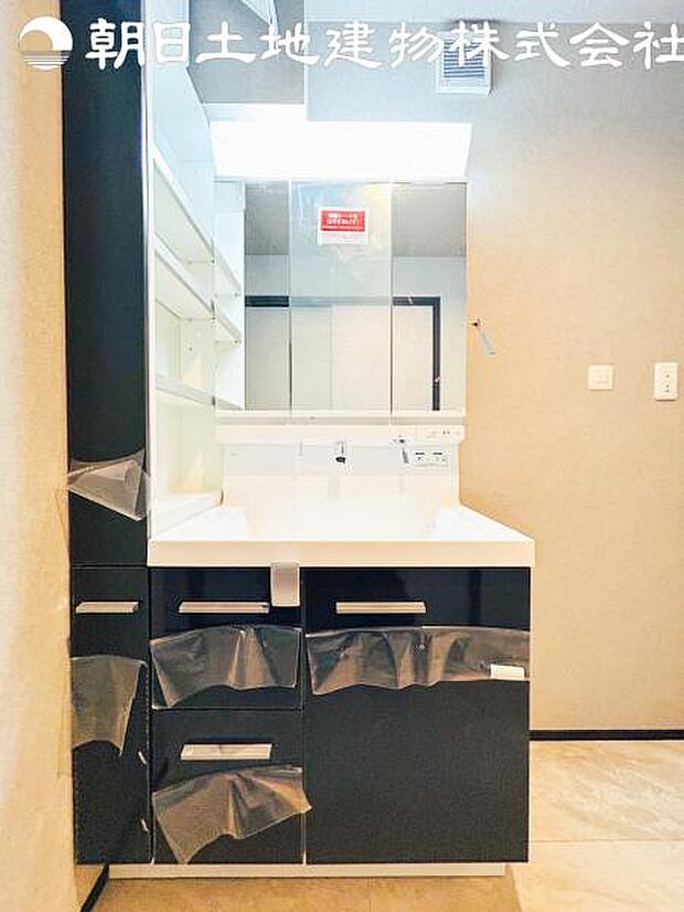 【洗面台】さわやかに気持ちよく1日が始められるように、機能性とデザイン性を両立した洗面化粧台です。