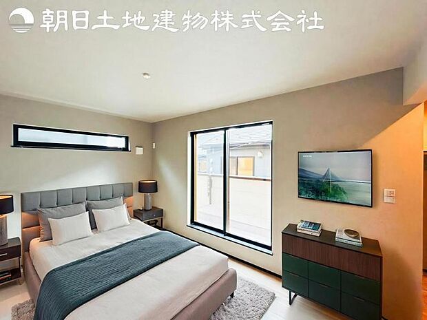 【寝室】道行く人の視線を気にせず暮らせる安心感。そして窓から見える空がさらなる解放感を演出します。※家具等はCG合成です。