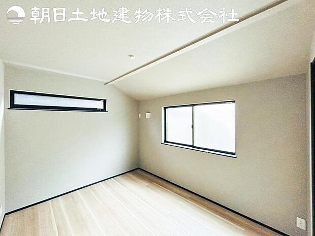 【洋室】開口部いっぱいから取り入れた柔らかな日差しとフローリングの色味が調和し快適空間を演出します。