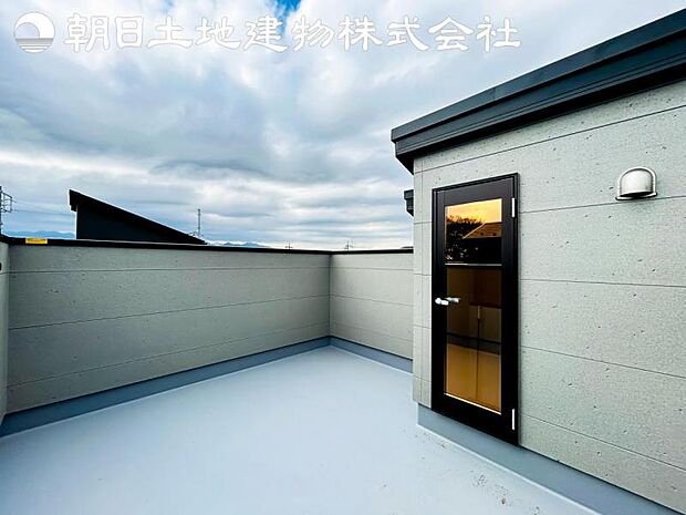 【様々な用途に活用できるルーフバルコニー】開放感あふれる美しい眺望やいつまでも見ていたくなる星の輝きを独り占め出来ます!