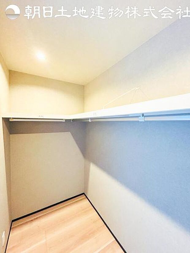 【ウォークインクローゼット】大きな収納力を持つウォークインクローゼット付き。複数で共有して使うこともでき、奥様が独り占めすることも可能です♪