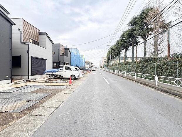 【前面道路を含む現地外観】