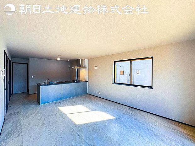 【リビング】静寂も喧騒も楽しめるご家族のお気に入りの大空間。いつまでもその場にいたくなる心地よさがご家族を繋げます。