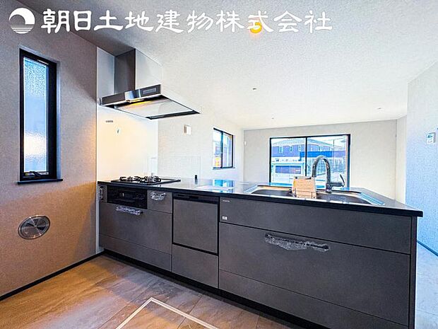 【キッチン】明るく開放感があるキッチンはリビングが見渡せる対面キッチンを採用。いつでもご家族を感じながらお料理できます。