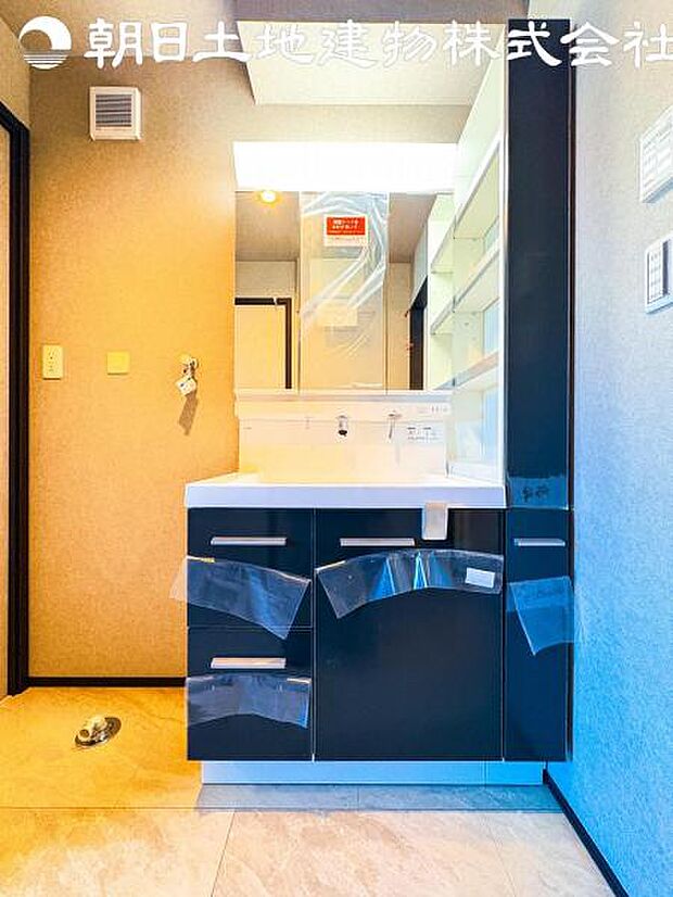 【洗面台】さわやかに気持ちよく1日が始められるように、機能性とデザイン性を両立した洗面化粧台です。